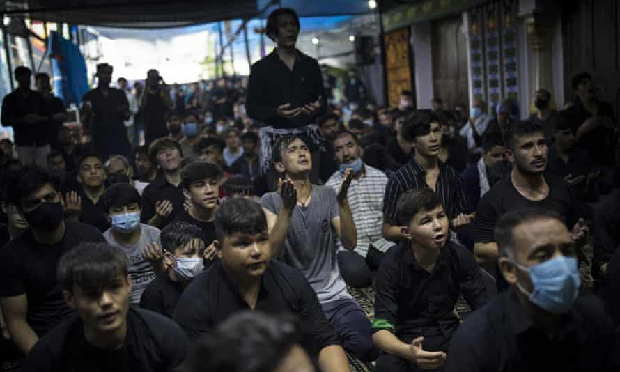 Shiite Muslim refugees in Afghanistan living in India are praying for Afghanistan on Friday, August 20, 2021 when attending a procession to commemorate Ashra in New Delhi, India. Shiites indicate that Hussein, the grandson of the Prophet Muhammad, died in the Battle of Karbala in present-day Iraq in the 7th century. (AP photo / Alterf Kadori)