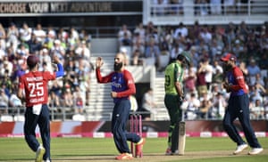 Moeen Ali celebrates the dismissal of Mohammad Hafeez.