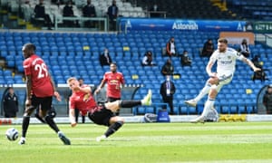 Leeds united v manchester united: premier lig - canlı! 5 stuart dallas shoots at goal