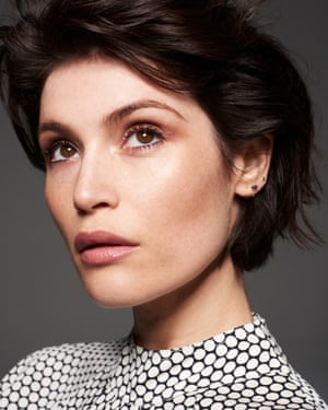 Gemma Arterton  2025 Marrone scuro capelli & bangs stile dei capelli.