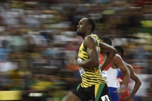 Usain Bolt cruised through to the next round of the men’s 200m