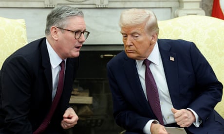 رجلان يرتديان بدلات يتحدثان على الكراسي