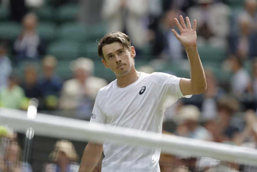 Alex de Minaur melambai ke penonton setelah mengalahkan Liam Broady dari Inggris.
