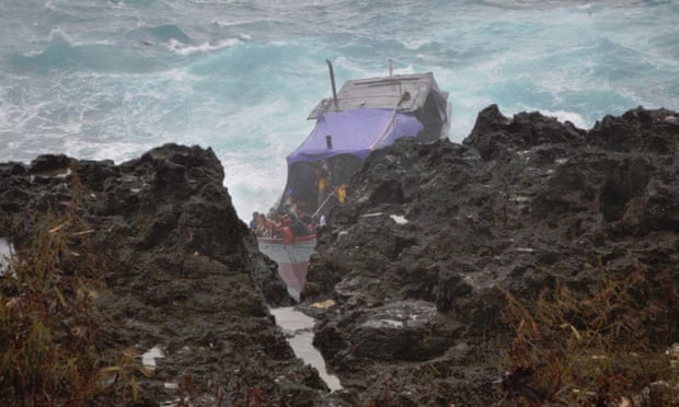 Siev (suspected illegal entry vessel) 221 being forced against a cliff