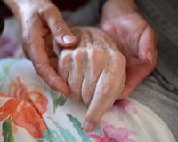 Corinna Wieland pflegt ihren kranken Ehemann zu Hause, Berlin-Prenzlauer Berg, 15.9.2024