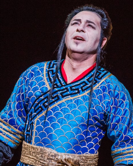 Roberto Alagna as Prince Calàf on stage in blue robes and black long wig tied back