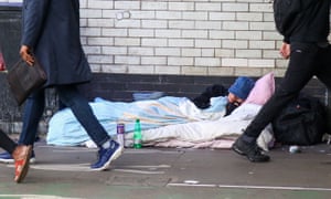 人们走过熟睡的人