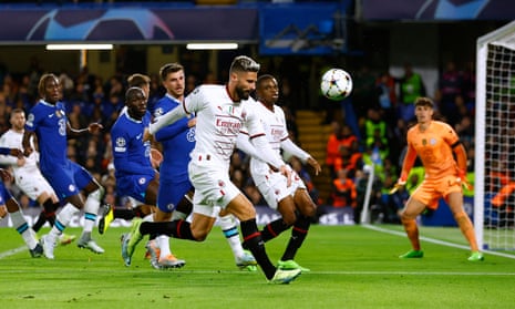 Giroud has an effort on goal.