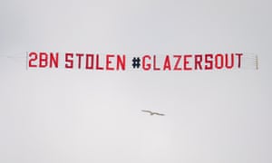 Leeds united v manchester united: premier lig - canlı! 12 a banner is flown over elland road.