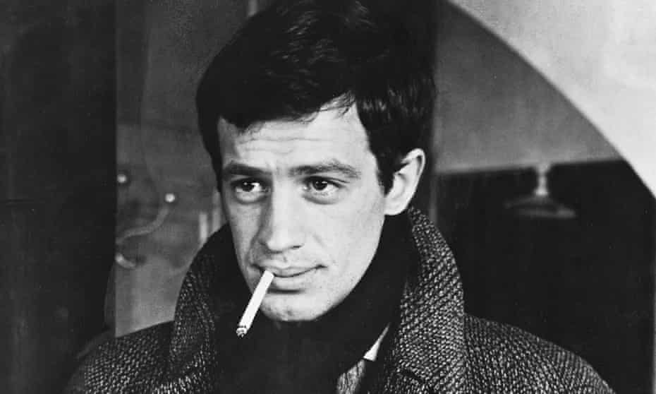 Jean Paul Belmondo raucht einer Zigarette (oder Cannabis)