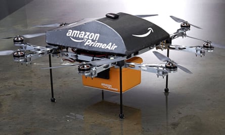 Dan luz verde a Amazon para entregas de paquetería vía drones en Reino Unido 2 An Amazon-branded drone with several rotors and an orange parcel between four legs