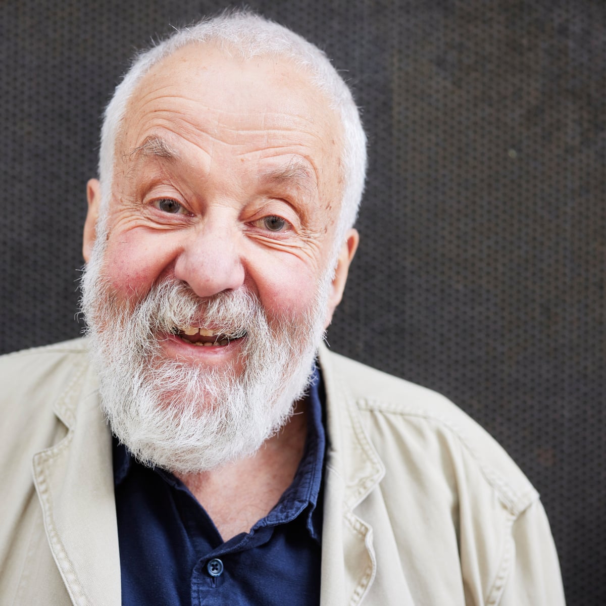 The 82-yaşında 170 cm uzunluğunda Mike Leigh tarihli 2025