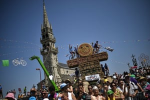 The Tour de France passes Plouneventer