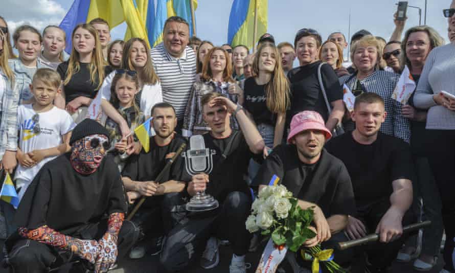 Russia-Ukraine war latest: Zelenskiy accuses west of lacking unity; Russia scraps upper age limit for soldiers – live - Breaking News Oleh Psiuk, second from right, frontman of Ukraine’s Kalush Orchestra, winners of the Eurovision Song Contest, and his band in Krakovets, at the Ukraine border with Poland.