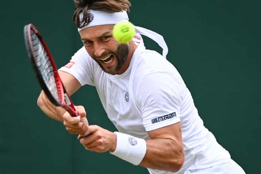 Liam Broady fighting hard.