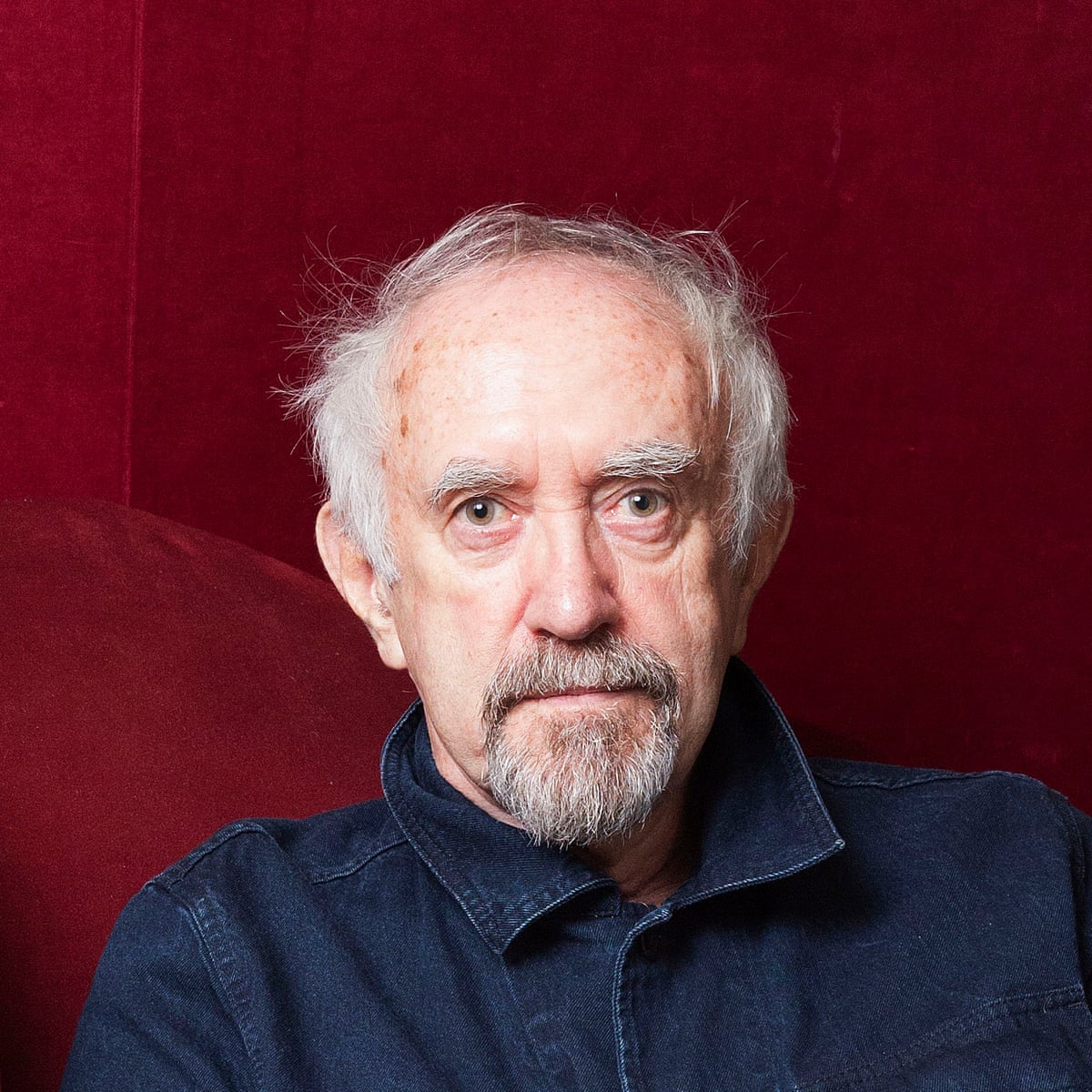 Den 76-år gammal 188 cm lång Jonathan Pryce i 2024