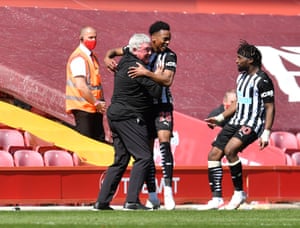 Liverpool 1-1 newcastle united: premier lig - gerçekleştiği gibi 2 joe willock celebrates scoring the late equaliser with manager steve bruce.