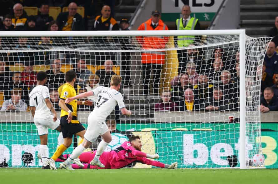 Kevin De Bruyne of Manchester City wins his fourth goal in the game.