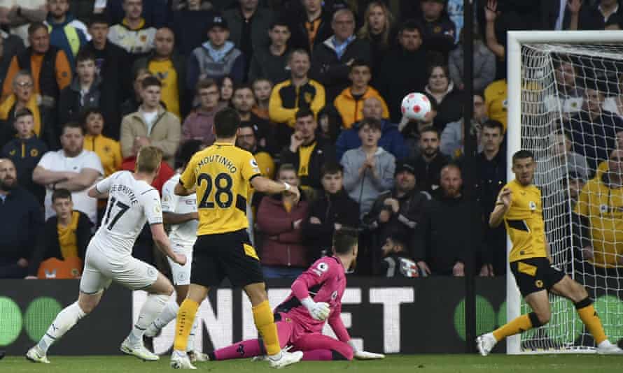 Manchester City's Kevin De Bruyne (left) scored his team's second goal.