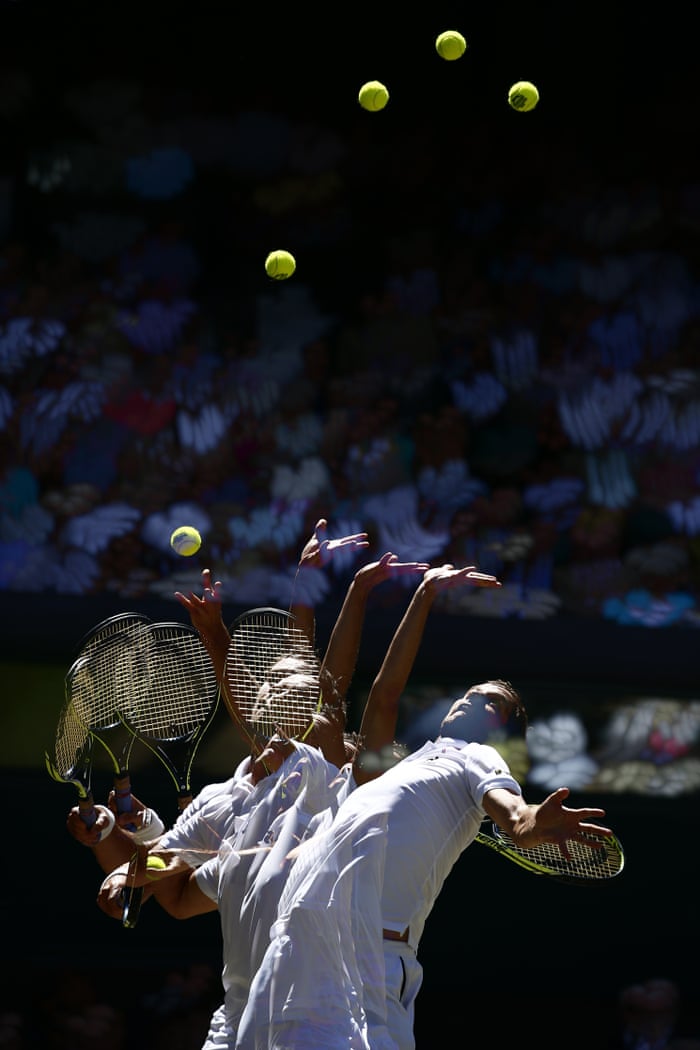 Using multiple exposures to show the service technique of Novak Djokovic