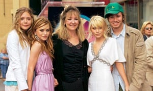 Elizabeth Olsen med familie i billedet
  