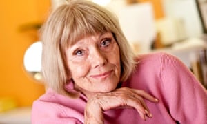 Il 87-anni 174 cm alto Diana Rigg nel 2025