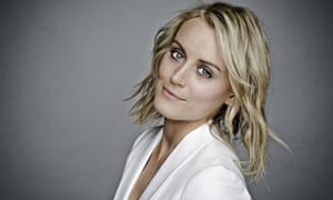 Taylor Schilling 2024 Hellblond Haar & glatt Haarstil.
