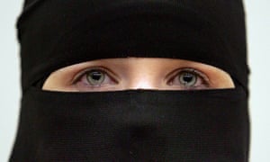 یک زن با پوشیدن حجاب نقاب. عکس: تصاویر اسکات Barbour / گتی ایماژ