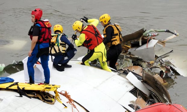 TransAsia flight crashes in Taiwan river ��� as it happened | World.