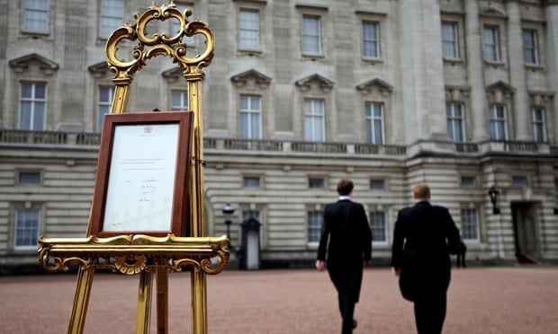 An easel is placed in the forecourt of Buckingham palace to announce the birth of the royal baby