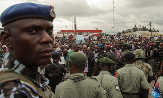 Nigerian police monitor election rally