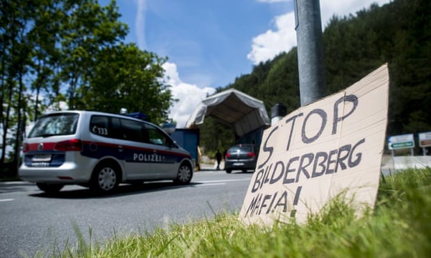 Un letrero en frente de un puesto de control policial en una carretera que conduce a la Interalpen-Hotel Tirol, lugar de celebración de la conferencia Bilderberg.