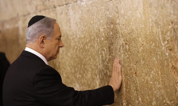 Netanyahu toca o Muro das Lamentações, após sua vitória eleitoral.