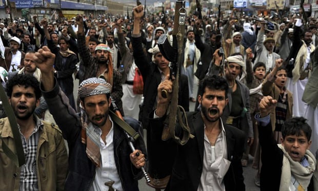 Rebeldes xiitas Houthi protestar contra os ataques aéreos Arábia Saudita