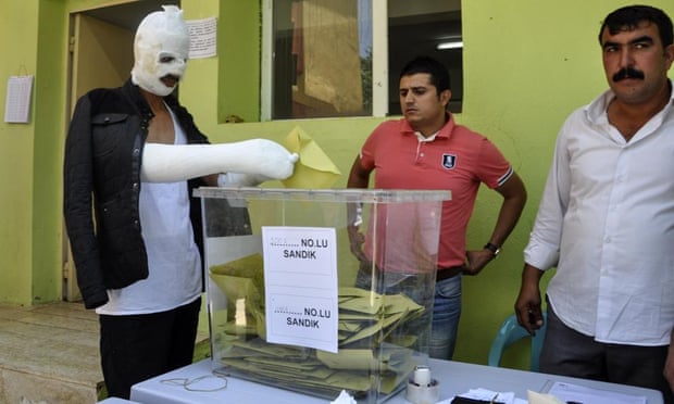 Injured man casts vote in Diyarbakir
