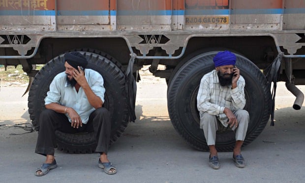 Indian-truck-drivers-wait-012.jpg