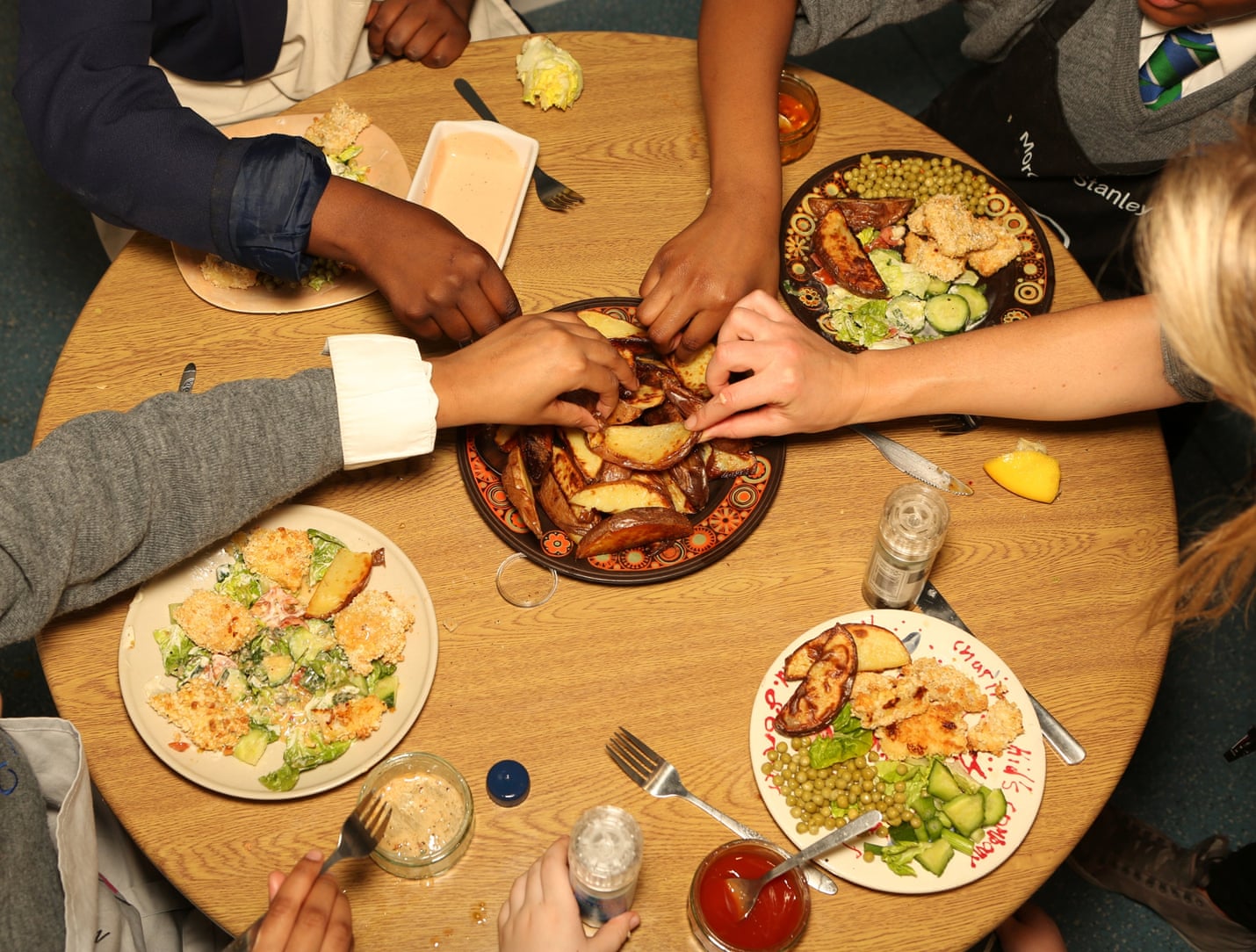 Children prepare food at Kids Company.