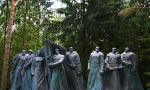 Revolutionary fighter sculpture in Grutas Park.