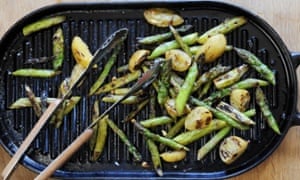 The winning recipe for grilled asparagus with preserved lemon – simple but tasty, and very reminiscent of spring.