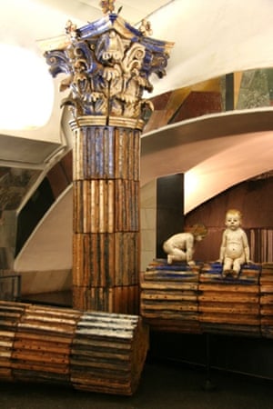 Romulus and Remus sculptures in Rimskaya Station, 2006