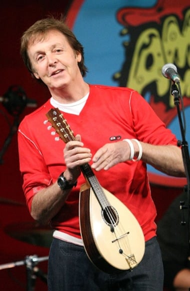 Paul McCartney performs in the LA store in 2007.