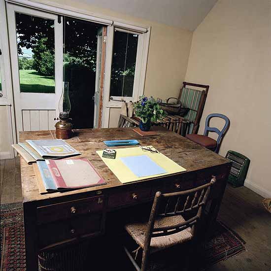 اتاق کار ویرجینیا وولف/Photograph: Eamonn McCabe