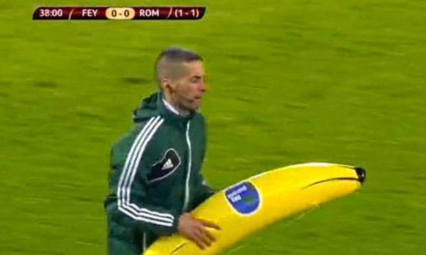 Feyenoord - AS Roma | banaan richting Gervinho