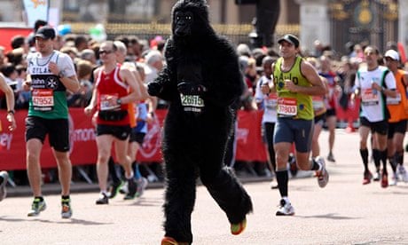 http://i.guim.co.uk/static/w-620/h--/q-95/sys-images/Guardian/Pix/pictures/2013/9/23/1379930071134/Gorilla-runs-the-London-M-010.jpg