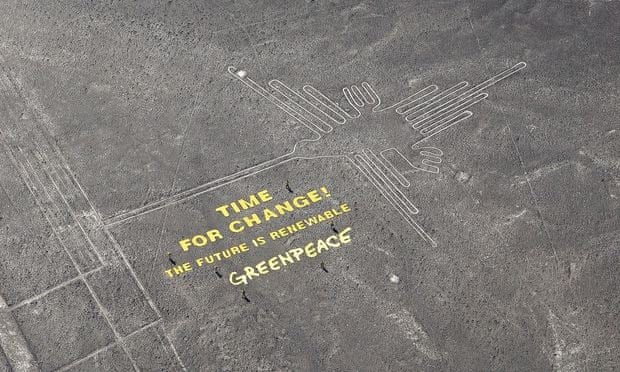 Greenpeace's 'time for change' message next to the hummingbird geoglyph in Nazca. 