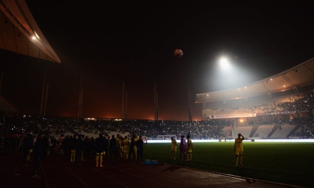 Play is suspended again following a floodlight failure for the second time in Istanbul.