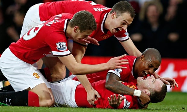 Руни с партнерами после первого гола в ворота Ливерпуля. Фото Phil Noble/REUTERS