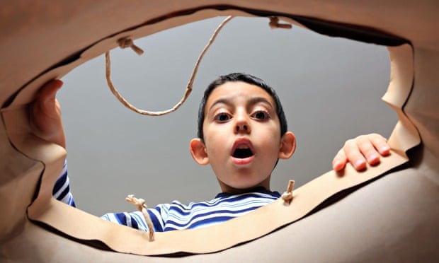Te iMAGInAs en ser el último en ver la broma? Child-looking-inside-bag--012