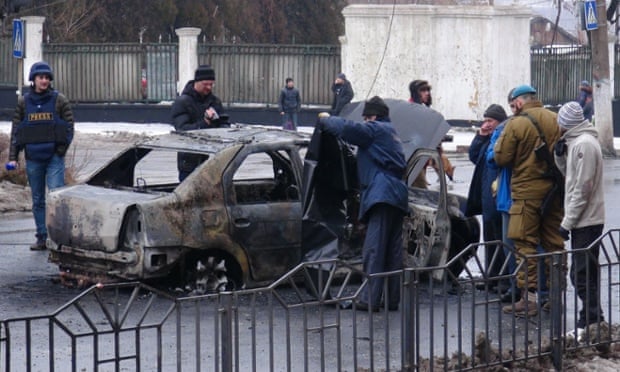 Um veículo queimado visto depois de ter sido atingido por um escudo em Donetsk, Ucrânia.