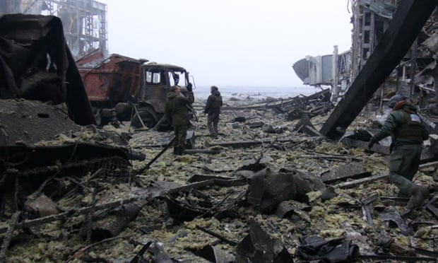 Debris no aeroporto destruído Donetsk.